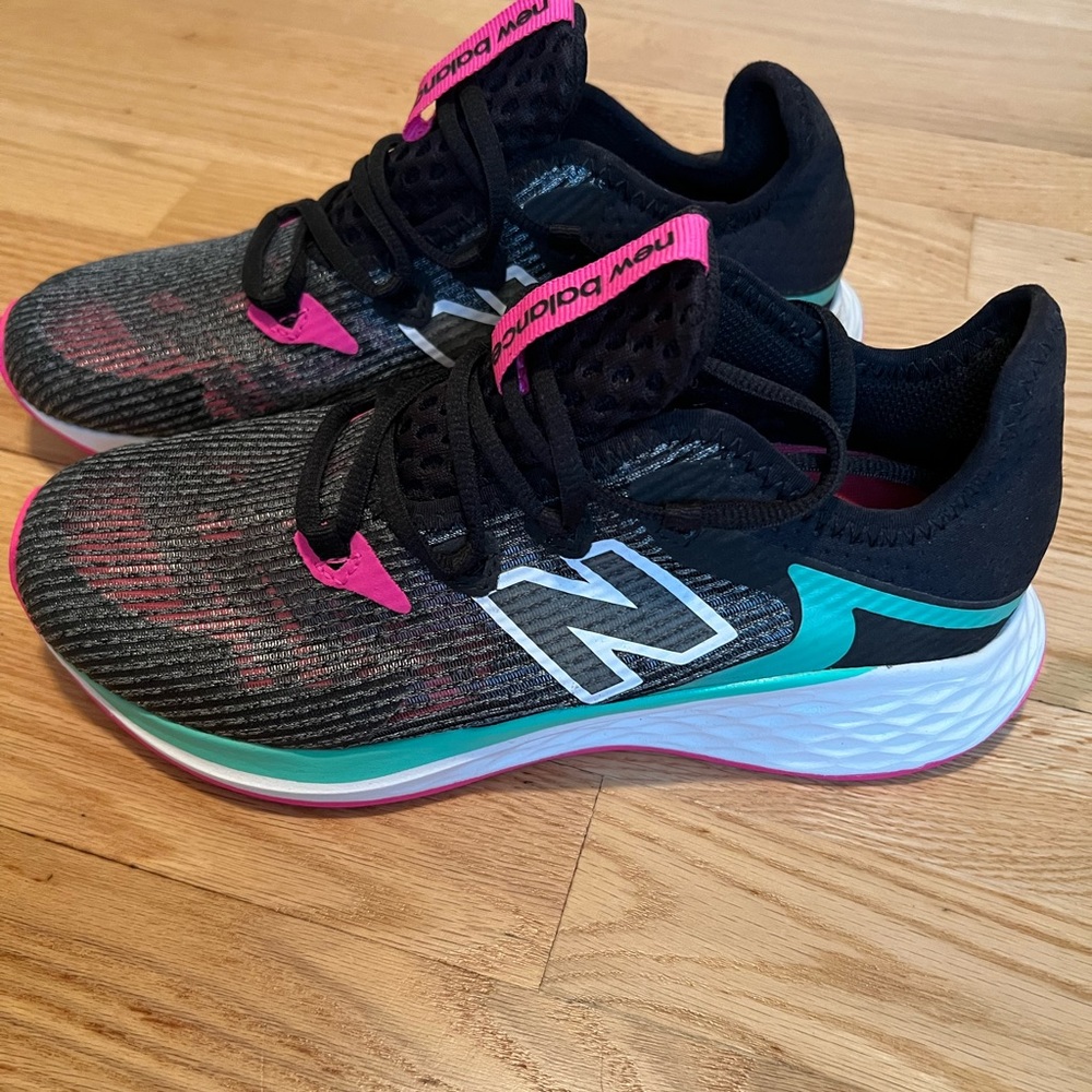 NEW Size 9 New Balance Fresh Foam Roav Womens haze summer fog with black & peony